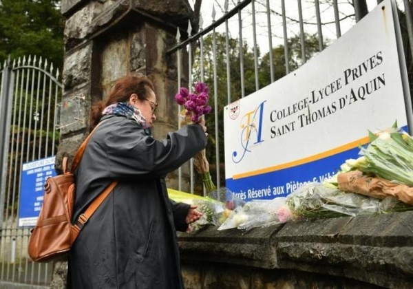 Francia homenajea con un minuto de silencio a la profesora asesinada por un alumno en San Juan de Luz
