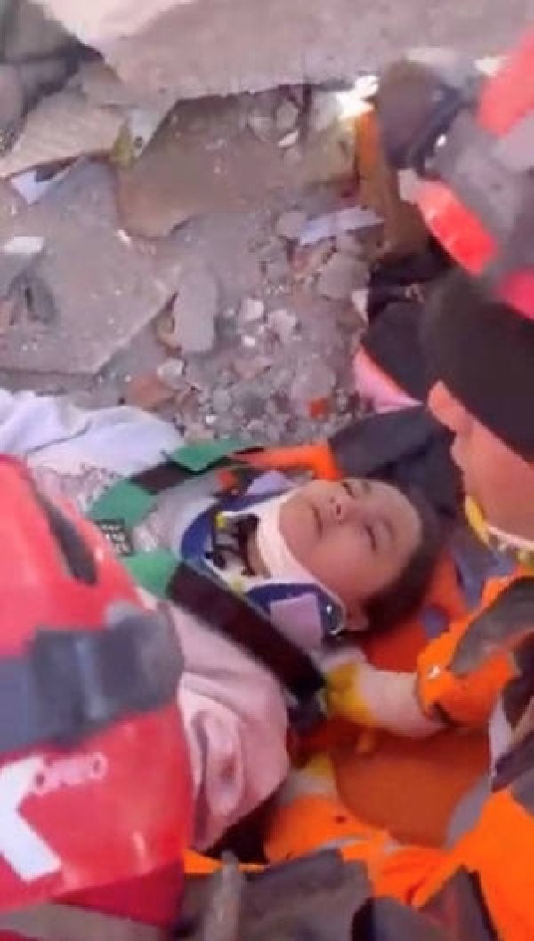«Abrió y cerró los ojos, estaba viva», así ha sido el inaudito rescate de una joven turca tras diez días sepultada