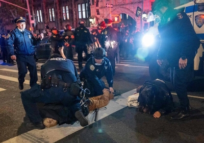 La policía de Nueva York desocupa por la fuerza a manifestantes propalestinos de la Universidad de Columbia