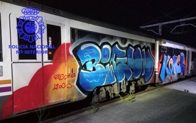 Detenidos dos jóvenes por realizar pintadas en varios vagones de tren en Torrelavega
